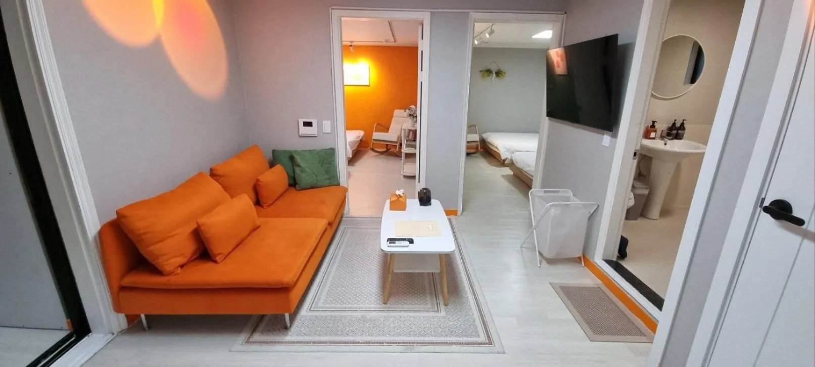 Tangerine Stay Hongdae Hongdae Street Hongik University Station Accommodation Yeontral Park 2 Minutes Dining Room Table For 8 People Σεούλ