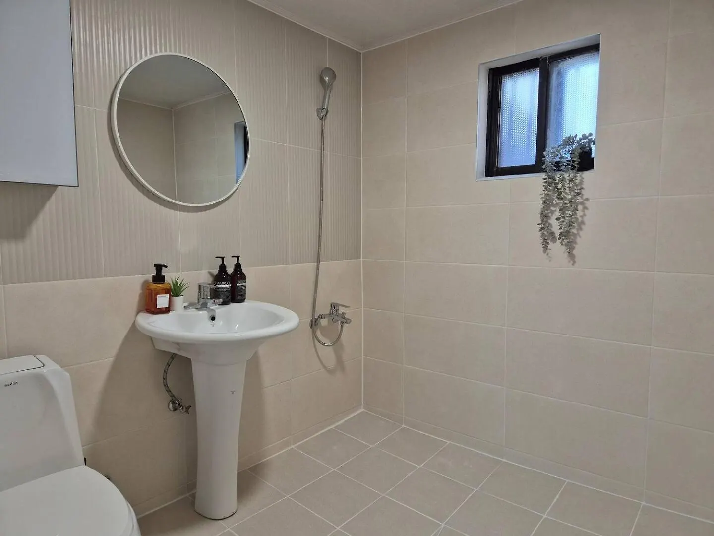 Tangerine Stay Hongdae Hongdae Street Hongik University Station Accommodation Yeontral Park 2 Minutes Dining Room Table For 8 People سيول بيت ضيافة
