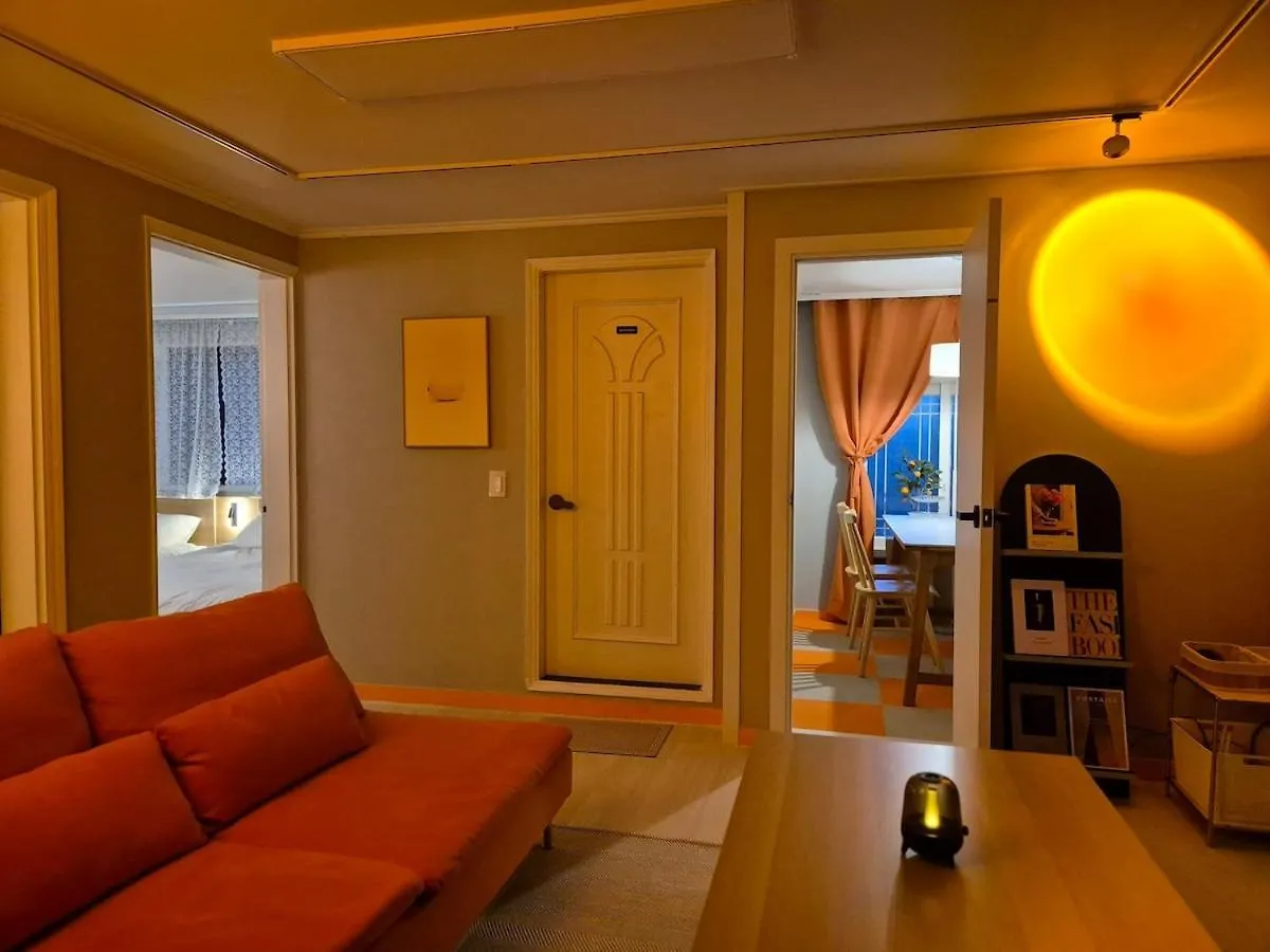 بيت ضيافة Tangerine Stay Hongdae Hongdae Street Hongik University Station Accommodation Yeontral Park 2 Minutes Dining Room Table For 8 People سيول كوريا الجنوبية
