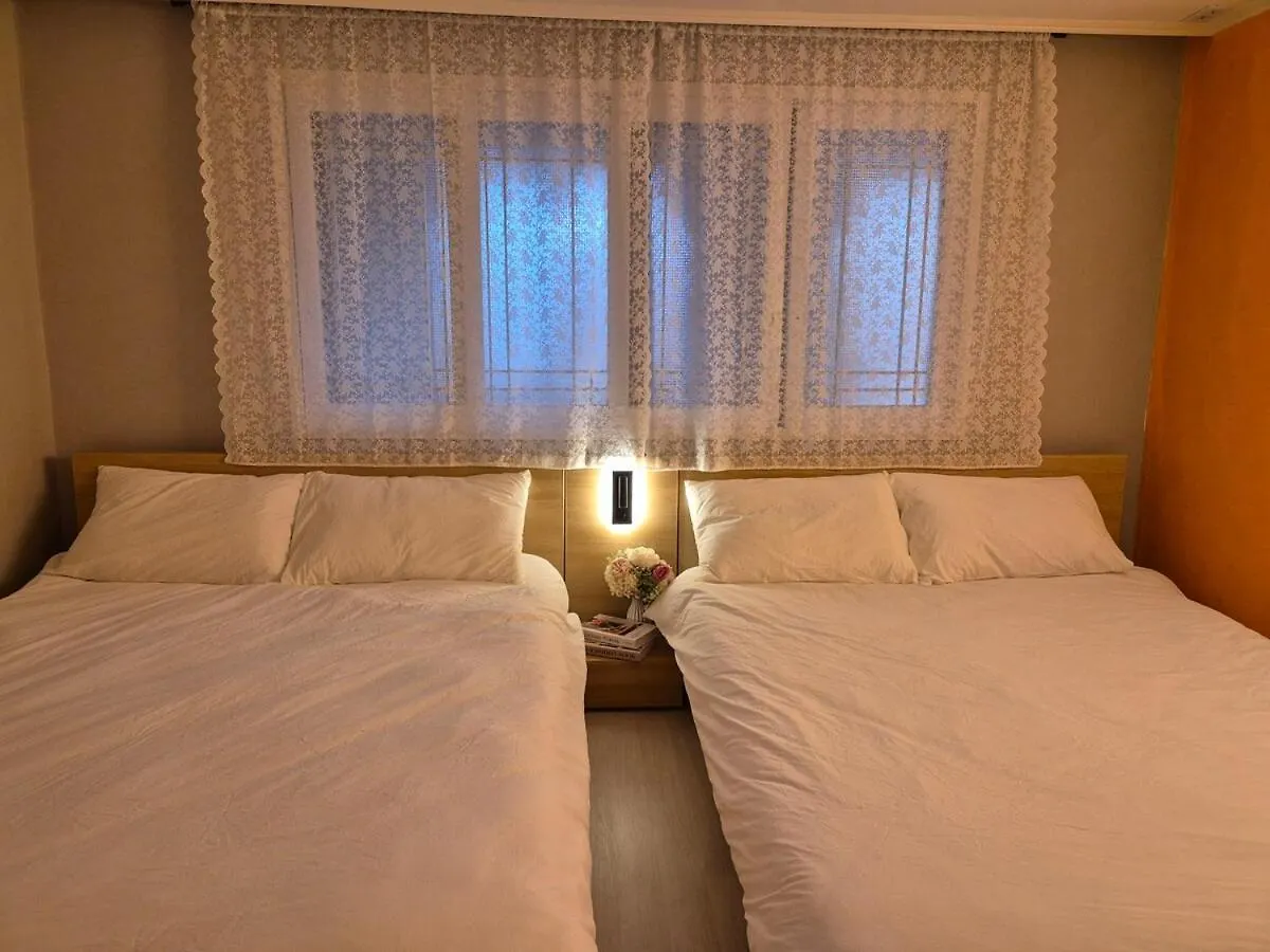 Tangerine Stay Hongdae Hongdae Street Hongik University Station Accommodation Yeontral Park 2 Minutes Dining Room Table For 8 People سيول 0*,