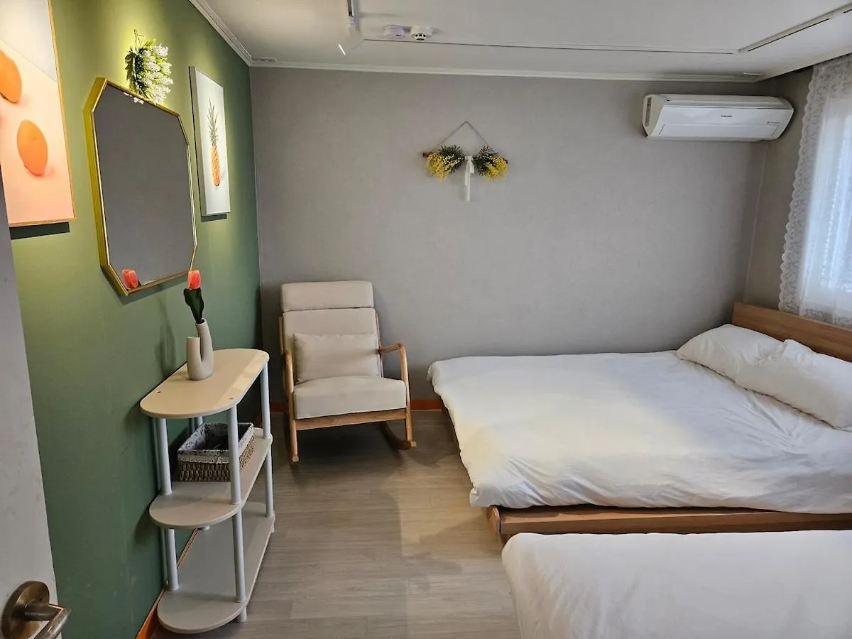 بيت ضيافة Tangerine Stay Hongdae Hongdae Street Hongik University Station Accommodation Yeontral Park 2 Minutes Dining Room Table For 8 People سيول كوريا الجنوبية