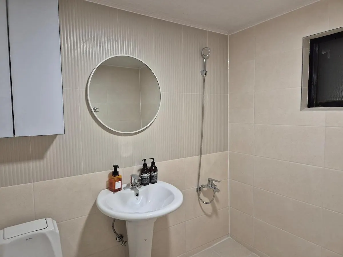 Tangerine Stay Hongdae Hongdae Street Hongik University Station Accommodation Yeontral Park 2 Minutes Dining Room Table For 8 People سيول 0*,  كوريا الجنوبية
