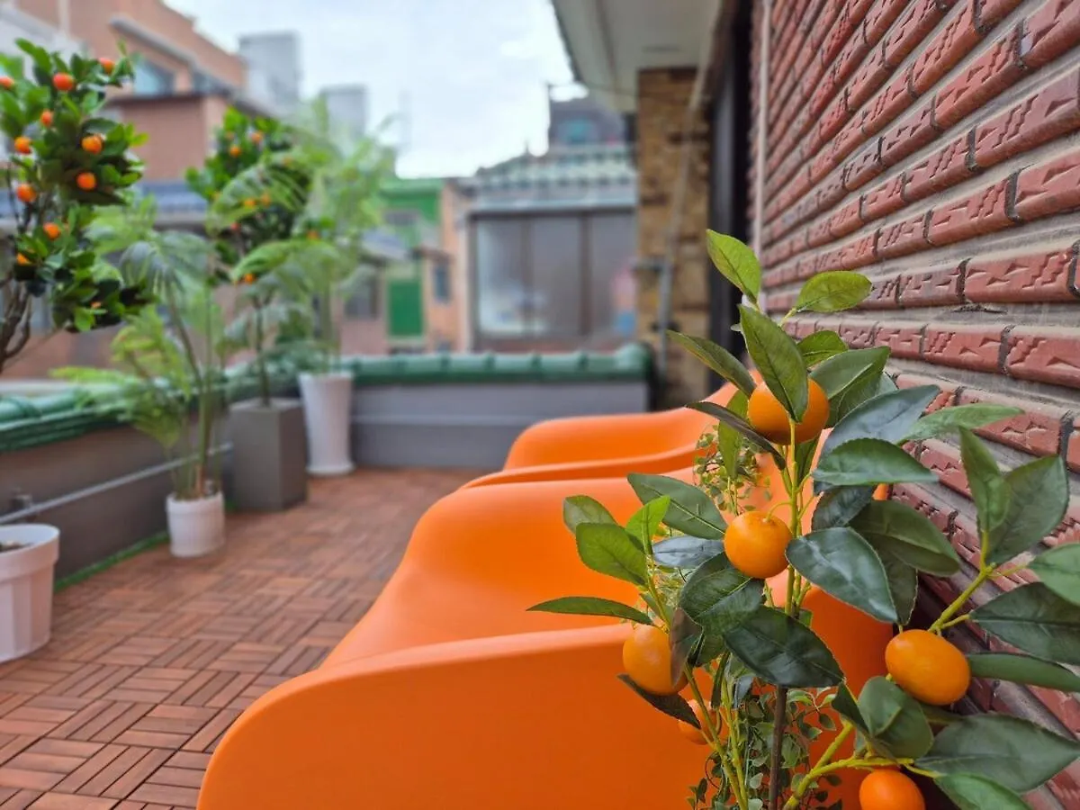 Tangerine Stay Hongdae Hongdae Street Hongik University Station Accommodation Yeontral Park 2 Minutes Dining Room Table For 8 People سيول بيت ضيافة