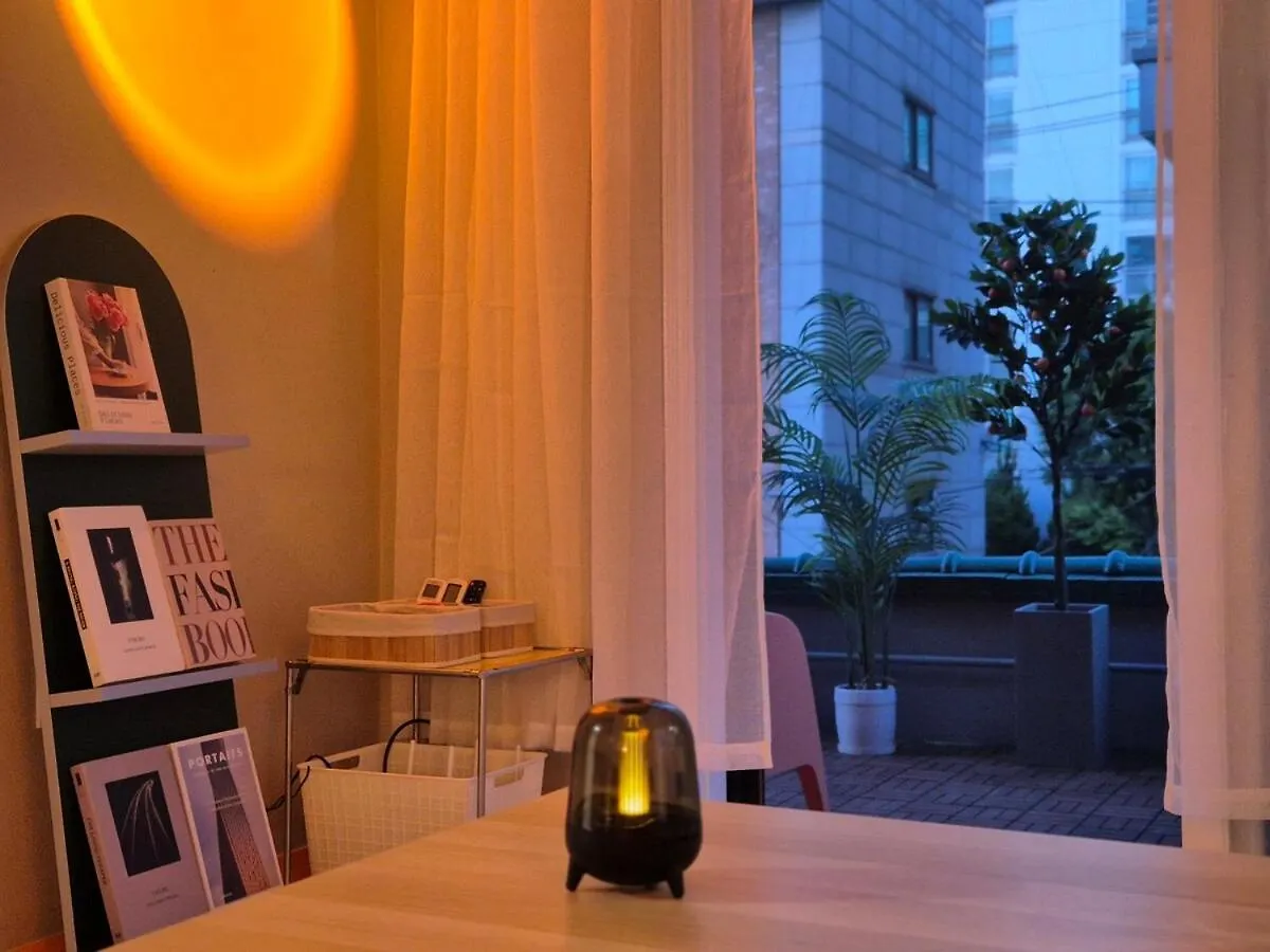 بيت ضيافة Tangerine Stay Hongdae Hongdae Street Hongik University Station Accommodation Yeontral Park 2 Minutes Dining Room Table For 8 People سيول