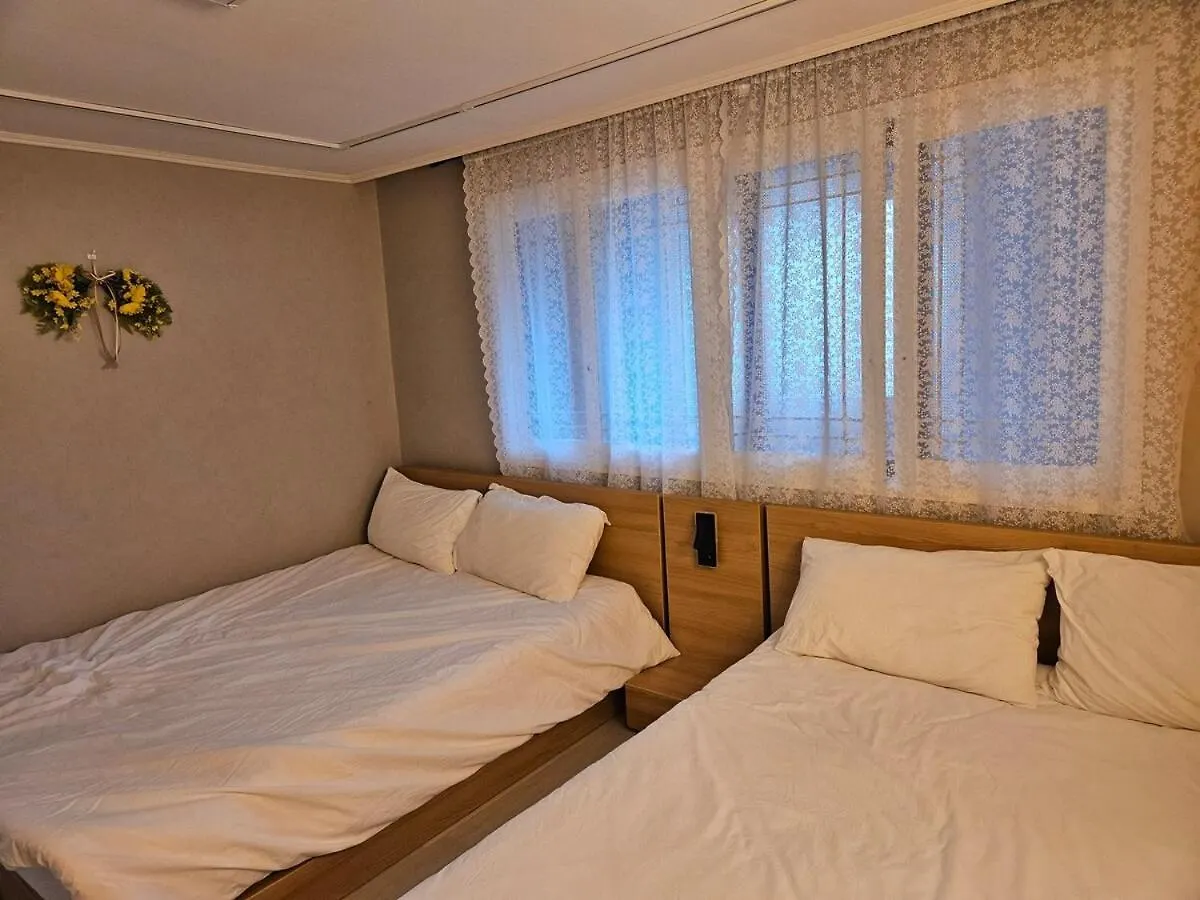 Tangerine Stay Hongdae Hongdae Street Hongik University Station Accommodation Yeontral Park 2 Minutes Dining Room Table For 8 People سيول 0*,  كوريا الجنوبية