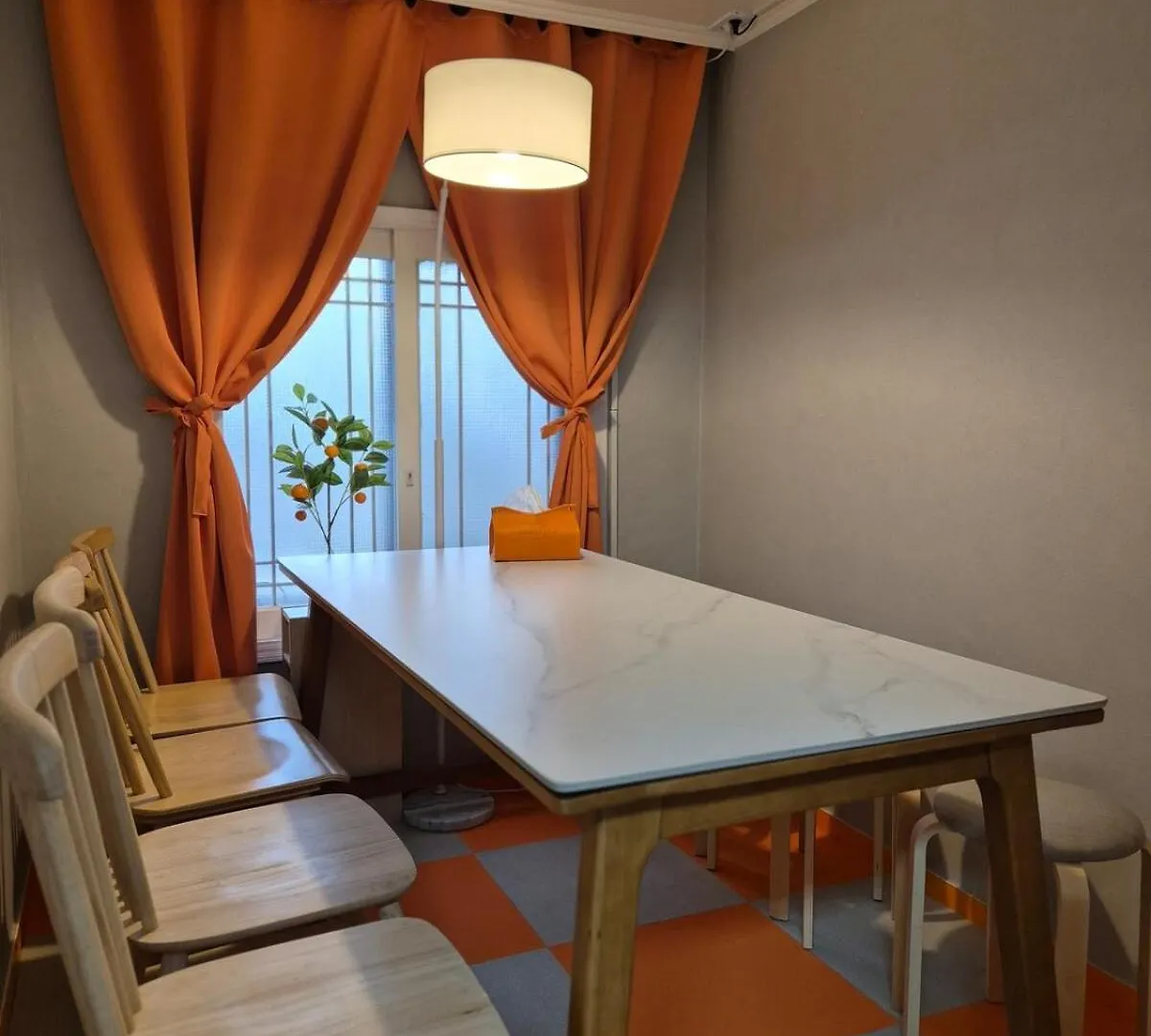 Tangerine Stay Hongdae Hongdae Street Hongik University Station Accommodation Yeontral Park 2 Minutes Dining Room Table For 8 People سيول بيت ضيافة