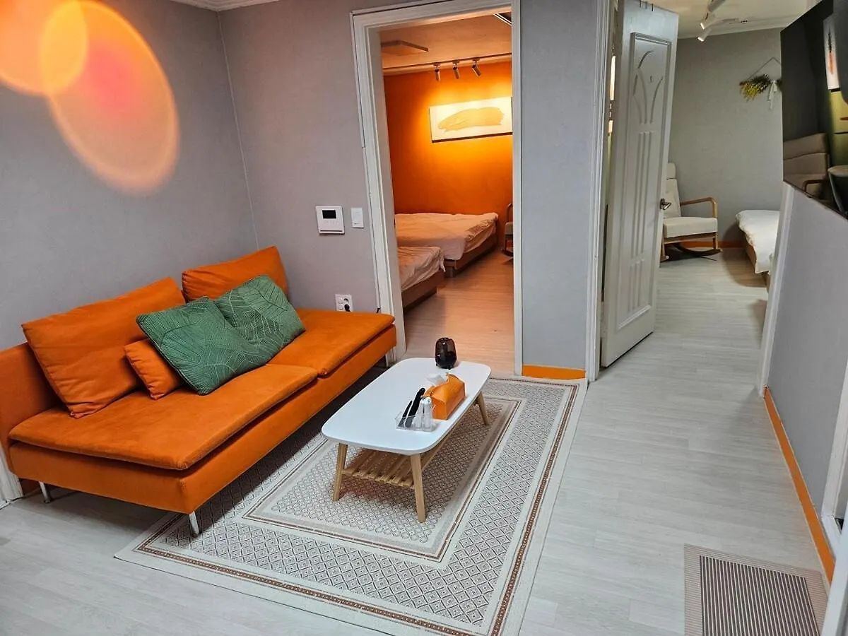 Tangerine Stay Hongdae Hongdae Street Hongik University Station Accommodation Yeontral Park 2 Minutes Dining Room Table For 8 People سيول 0*,