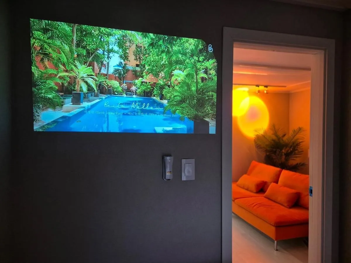Tangerine Stay Hongdae Hongdae Street Hongik University Station Accommodation Yeontral Park 2 Minutes Dining Room Table For 8 People سيول بيت ضيافة