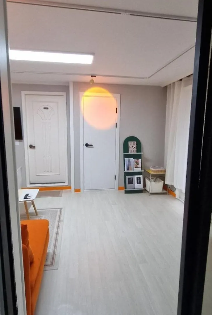 بيت ضيافة Tangerine Stay Hongdae Hongdae Street Hongik University Station Accommodation Yeontral Park 2 Minutes Dining Room Table For 8 People سيول كوريا الجنوبية